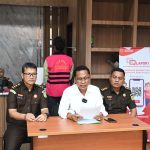 Kajari Padangsidimpuan, Dr Lambok MJ Sidabutar (tengah), didampingi Kasi Intel, Yunius Zega (kiri), dan Kasi Datun, Manatap Sinaga (kanan), saat memaparkan korupsi dugaan penyalahgunaan ADD APBDes Batang Bahal TA 2023