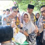 Emak-emak saat menyunggingkan senyum sumringah saat menerima sembako murah dari Kapolres Tapsel, AKBP Yasir Ahmadi, dalam program Ramadan Berkah Polres Tapsel