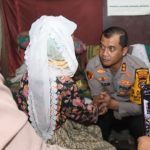 Kapolres Tapsel, AKBP Yasir Ahmadi, saat beri bantuan sembako dan tali asih kepada nenek Lansia tunanetra bernama, Marhana Lubis