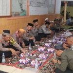 Sosok merakyat Kapolres Tapsel, AKBP Yasir Ahmadi, membaur bersama jamaah Masjid Al Istiqlal Batang Toru, saat buka puasa bareng