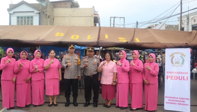 Kapolres Tapsel, AKBP Yasir Ahmadi, foto bareng Kapolsek Batang Toru, Iptu RN Tarigan, dan Ibu-ibu Bhayangkari