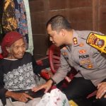 Momen saat Kapolres Tapsel, AKBP Yasir Ahmadi, serahkan tali asih dan sembako ke warga Pra Sejahtera