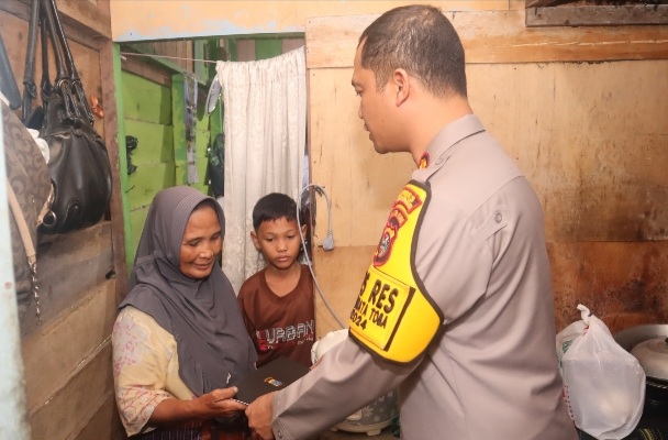 Momen saat Kapolres Tapsel, AKBP Yasir Ahmadi, serahkan tali asih dan sembako ke warga Pra Sejahtera