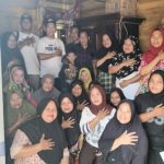 Jon Sujani Pasaribu, Tokoh yang selama ini getol gaungkan kembali falsafah leluhur Poda Na Lima, saat salurkan zakat harta di Batunadua, Kota Padangsidimpuan