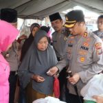 Kapolres Tapsel, AKBP Yasir Ahmadi, saat serahkan sembako murah dalam program Ramadan Berkah Polres Tapsel ke masyarakat di Pasar Tradisional Sayur Matinggi