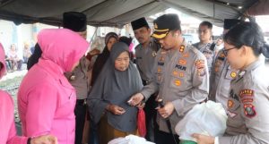 Antisipasi Kenaikan Harga Jelang Lebaran, AKBP Yasir Bagikan Sembako Murah