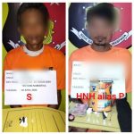 Pemilik sabu, S, beserta pengedarnya, HNH alias P, menunjukkan barang bukti usai ditangkap Tim Unit Reskrim Polsek Padang Bolak