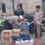 Di depan puing-puing Rumah sisa terbakar, Kapolsek Padang Bolak, AKP Harun Manurung, dan anggota memeluk salah satu keluarga korban kebakaran guna menguatkan hati agar tetap tabah, seusai menyerahkan santunan berupa sembako dan pakaian layak pakai