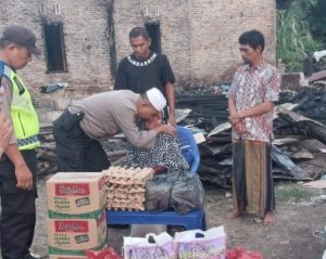 Kebakaran di Gunung Tua Jae, AKP Harun Gercep Beri Bantuan ke Korban