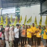 Politisi muda, Abdul Haris Nasution, didampingi Tim mengambil formulir pendaftaran Balon Kepala Daerah dari Ketua Panitia Penjaringan, Mulyadi Sofyan Lubis, beserta anggota