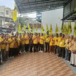 Irsan Effendi Nasution, bersama jajaran Pengurus DPD Partai Golkar Padangsidimpuan mengambil formulir pendaftaran dari Ketua Tim Panitia Penjaringan, Mulyadi Sofyan Lubis, dan anggota