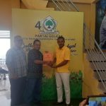 Pengusaha Bolu Salak Kenanga, Ali Muda Siregar, diwakili Roy Efendi Subarja dan M Noor Hasan Siregar, saat mengambil formulir pendaftaran dari Sekretaris Tim Penjaringan Balon Kepala Daerah Partai Golkar Padangsidimpuan, Sammy Damara