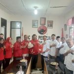 Ketua Tim Penjaringan Balon Kepala Daerah, Tigor Parulian Siregar, bersama Ketua DPC PDI Perjuangan Padangsidimpuan, Taty Ariyani Tambunan, dan Pengurus lainnya, saat penyerahan formulir pendaftaran ke Jon Sujani Pasaribu, bersama Tim Poda Na Lima