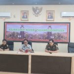 Kajari Padangsidimpuan, Dr Lambok MJ Sidabutar (tengah), didampingi Kasi Intel, Yunius Zega (kiri), dan Kasi Pengelolaan BB dan Barang Rampasan, Elan Jaelani (kanan), saat konferensi pers kasus dugaan pemotongan ADD se-Padangsidimpuan
