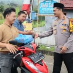 Kapolres Tapsel, AKBP Yasir Ahmadi, bersama Kasat Lantas, AKP Danil Saragih, saat berbagi ratusan nasi kotak ke pengendara di dalam program jumat berkah