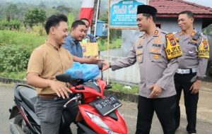 Syahdunya Wajah AKBP Yasir saat Berbagi Ratusan Nasi ke Pengendara