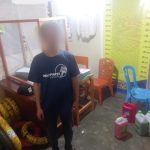 Penadah barang hasil curian, FLP, usai ditangkap Kapolsek SD Hole, AKP Amron Simanullang, dan personel