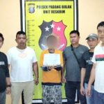 Seorang petani, inisial JAR, usai ditangkap Tim Unit Reskrim Polsek Padang Bolak, karena kedapatan memiliki narkotika jenis sabu dan ganja