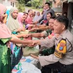 Bhabinkamtibmas Polsek Sipirok, Aiptu Anwar S Harahap, menyalurkan bantuan ketahanan pangan berupa pupuk non subsidi ke masyarakat di sela monitoring kegiatan tersebut