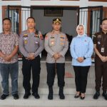 (Dari kanan ke kiri) Kasat Reskrim Polres Tapsel, AKP Zulfikar, Kasi Pidum Kejari Tapsel, Romy Affandi Tarigan, Kajari Tapsel, Siti Holija Harahap, Kapolres Tapsel, AKBP Yasir Ahmadi, Kasat Lantas Polres Tapsel, AKP Danil Saragih, Kasat Resnarkoba Polres Tapsel, AKP Salomo Sagala, dan Kanit Pidum Sat Reskrim Polres Tapsel, Ipda Maraden Hutabarat, berfoto bersama usai kunjungan silaturahmi