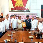Jon Sujani Pasaribu, bersama Tim Poda Na Lima saat mengambil formulir pendaftaran sebagai Bacakada dari Sekretaris Tim Penjaringan Bakal Calon Wali Kota dan Wakil Wali Kota DPC Partai Gerindra Padangsidimpuan, Ashari Harahap, beserta anggota