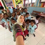Sosok personel Ba Si Humas Polres Padangsidimpuan, Brigpol Mardiani Putri Harahap, tampak membaur bersama anak-anak SDN 4 Friwen saat menjadi relawan pendidikan atau delegasi dalam ekspedisi bertajuk "Sapa Papua" yang diselenggarakan Yayasan Arah Pemuda Indonesia