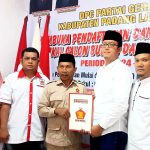 Pengusaha muda asal Batang Onang, M Iqbal Harahap, bersama Tim, saat mengembalikan formulir pendaftaran untuk maju sebagai bakal calon Bupati Paluta pada Pilkada 2024 mendatang