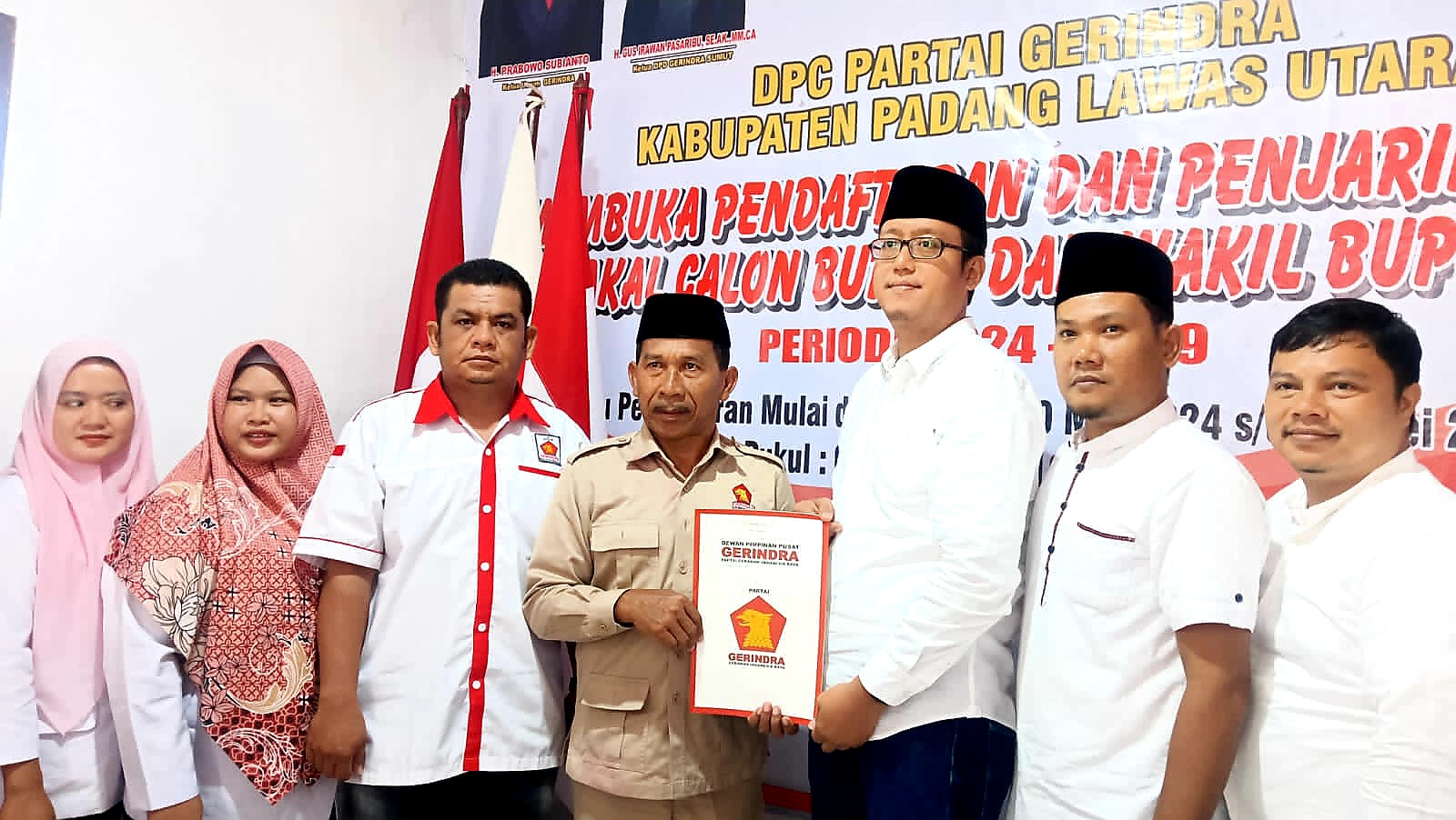 Pengusaha muda asal Batang Onang, M Iqbal Harahap, bersama Tim, saat mengembalikan formulir pendaftaran untuk maju sebagai bakal calon Bupati Paluta pada Pilkada 2024 mendatang