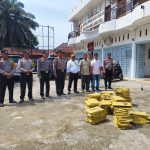 Kapolsek Padang Bolak, AKP Harun Manurung, bersama Ketua KPU Paluta, Raja Dolok Harahap, saat pemusnahan soal tertulis calon PPS pemilihan Gubernur dan Wakil Gubernur, serta Bupati dan Wakil Bupati