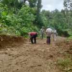 Bersama Babinsa, BPBD Tapsel, Kepala Desa, dan warga, Bhabinkamtibmas Polsek Batang Toru bahu-membahu bersihkan material longsor yang sempat menutupi akses Jalan di Desa Gapuktua, Kecamatan Marancar, Kabupaten Tapsel
