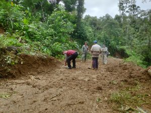 Longsor di Gapuktua, Polsek Batang Toru Bantu Warga Bersihkan Jalan