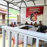 Bhabinkamtibmas saat melakukan upaya mediasi antar dua orang Emak-emak yang terlibat cekcok hingga adanya dugaan penganiayaan di Pendopo Polsek Batang Toru