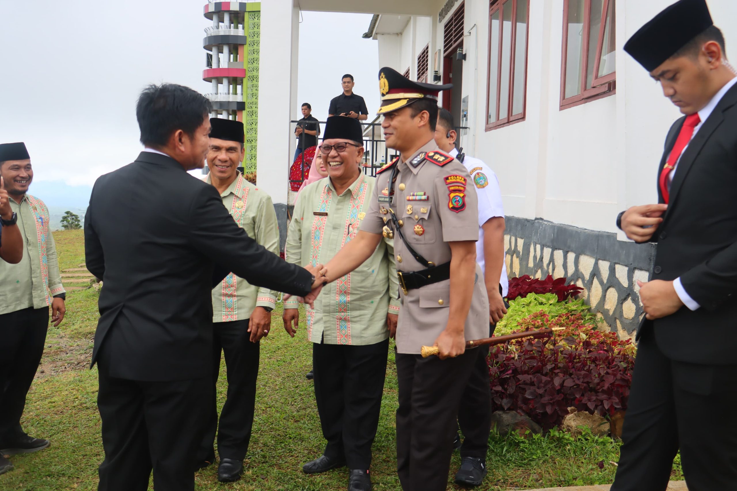 Kapolres Tapsel, AKBP Yasir Ahmadi, menyambut Pj Gubsu Mayjen TNI (Purn) Hasanuddin, saat penyerahan tunggul Kecamatan terbaik tingkat Provinsi Sumut kategori Kabupaten tahun 2023