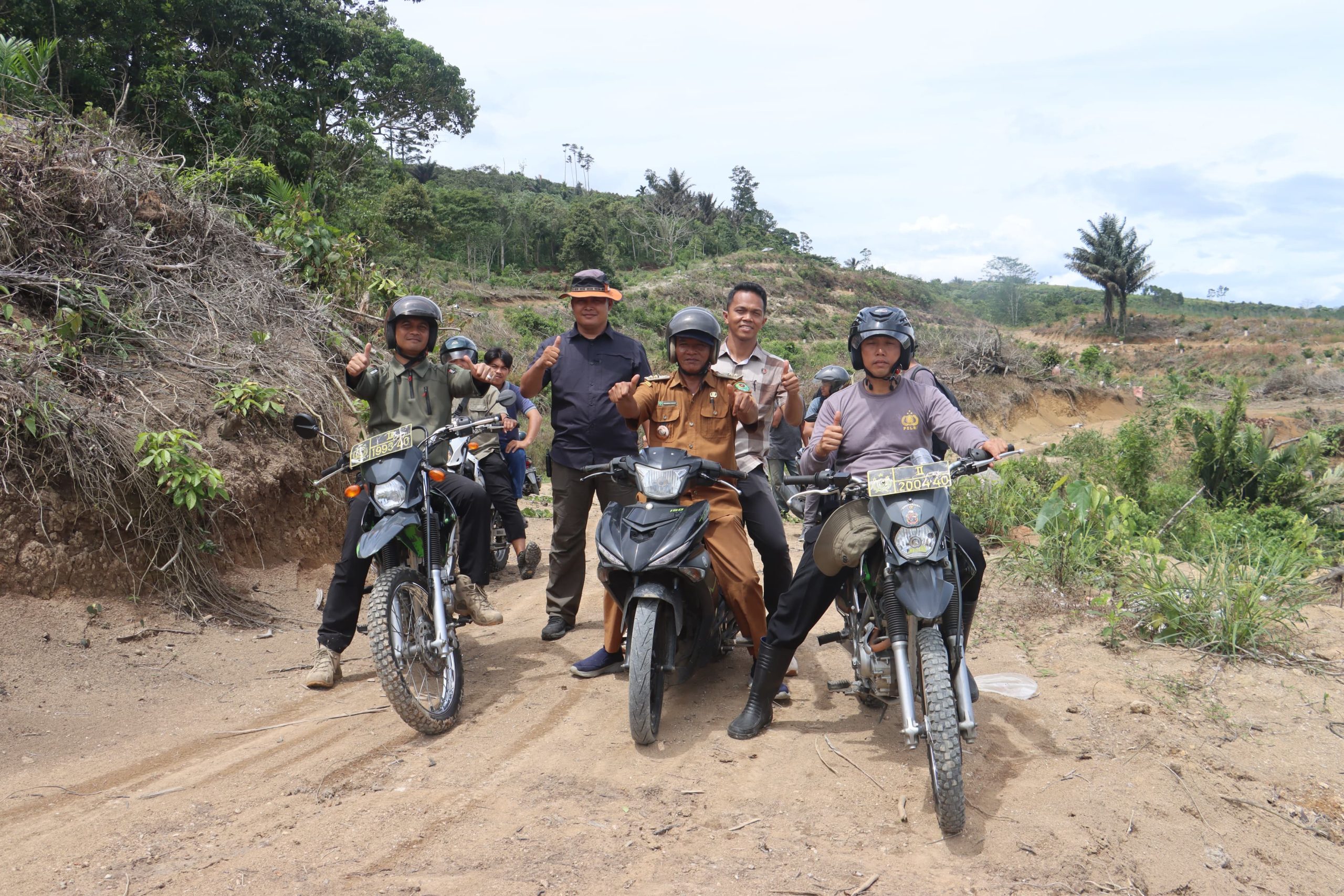 Kapolres Tapsel, AKBP Yasir Ahmadi, bersama Tim, mengenderai sepeda motor guna menemukan sumber air bersih buat masyarakat Palsabolas yang selama ini kesulitan mendapatkan air bersih