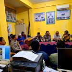 Bhabinkamtibmas Polsek Batang Toru, Brigpol Randa, membantu proses mediasi atau musyawarah antara NNB dan muda-mudi pasangan bukan suami istri yang kedapatan tengah berduaan di WC Umum di Desa Wek III