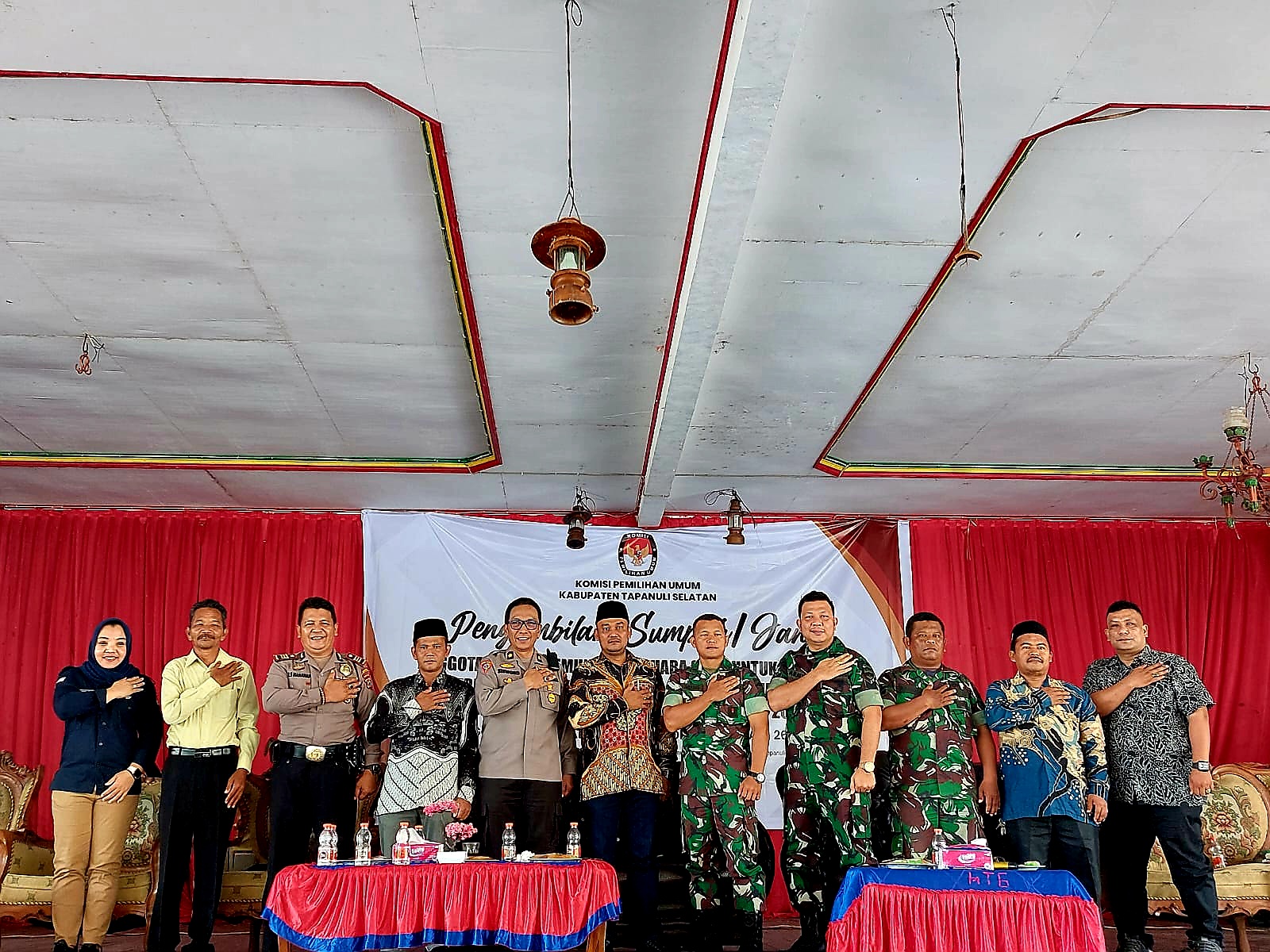 Kabag Ops Polres Tapsel, Kompol Sisworo, saat hadiri pelantikan, penandatanganan pakta integritas, dan pengambilan sumpah atau janji jabatan terhadap 267 anggota PPS Pilkada serentak 2024