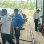 Kapolsek Sipirok, Iptu PM Siboro, didampingi Kanit Reskrim, Ipda Ahmad Juli Nasution, dan personel, saat cek TKP hilangnya besi di area Kantor SinoHydro