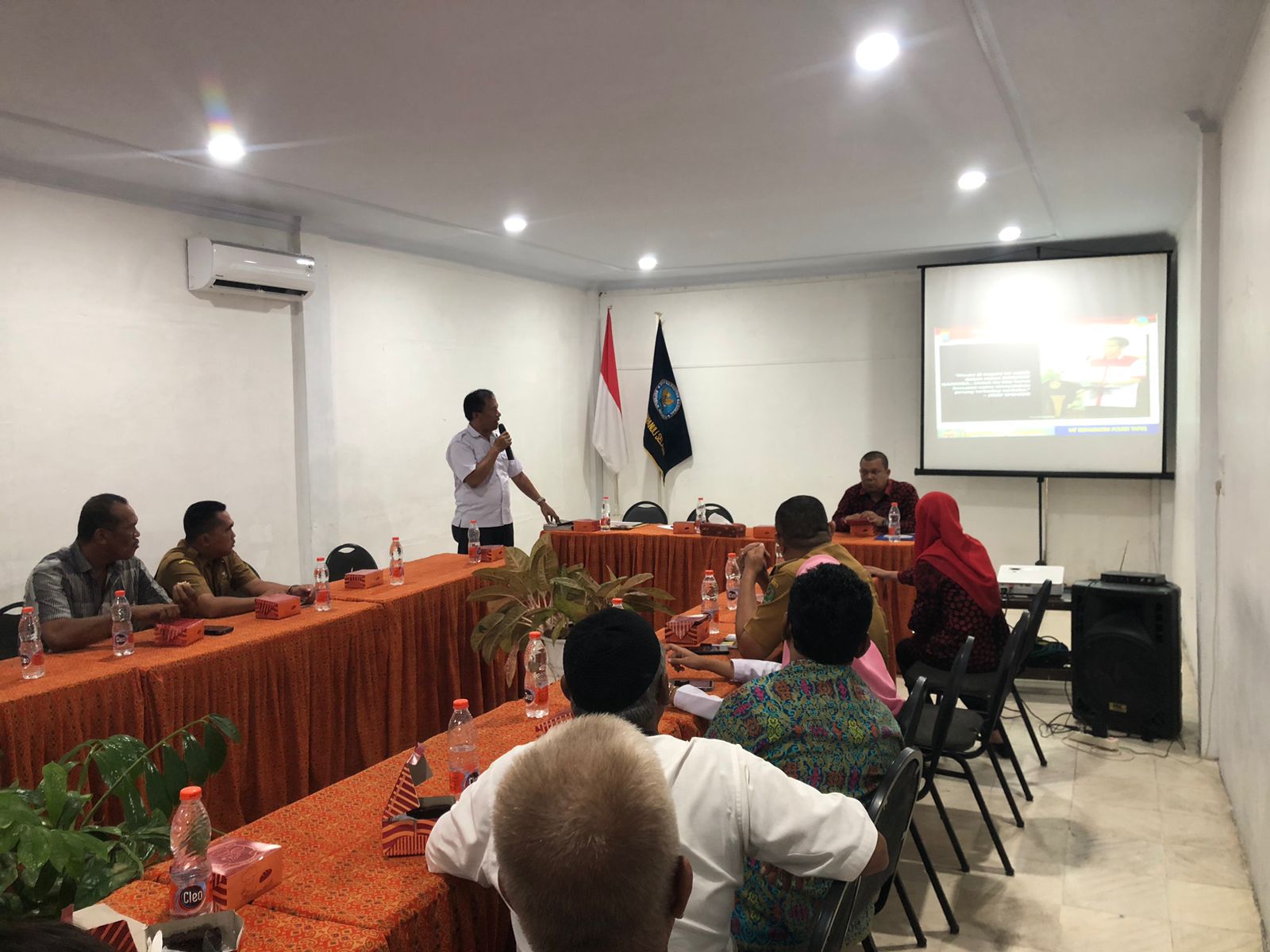 KBO Sat Resnarkoba Polres Tapsel, Ipda TP Saragih, saat menjadi narasumber pada sosialisasi dan pembentukan Kelurahan Bersinar