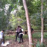 Polisi saat mengecek lokasi tempat seorang petani akhiri hidup di ranting Pohon jengkol