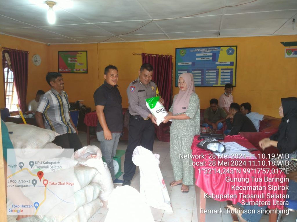 Polsek Sipirok Kawal Penyerahan Bantuan Pupuk dari Pusat