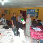 Bhabinkamtibmas Polsek Sipirok, Aipda Robinson Sihombing, saat menyerahkan bantuan pupuk dari pemerintah pusat ke masyarakat