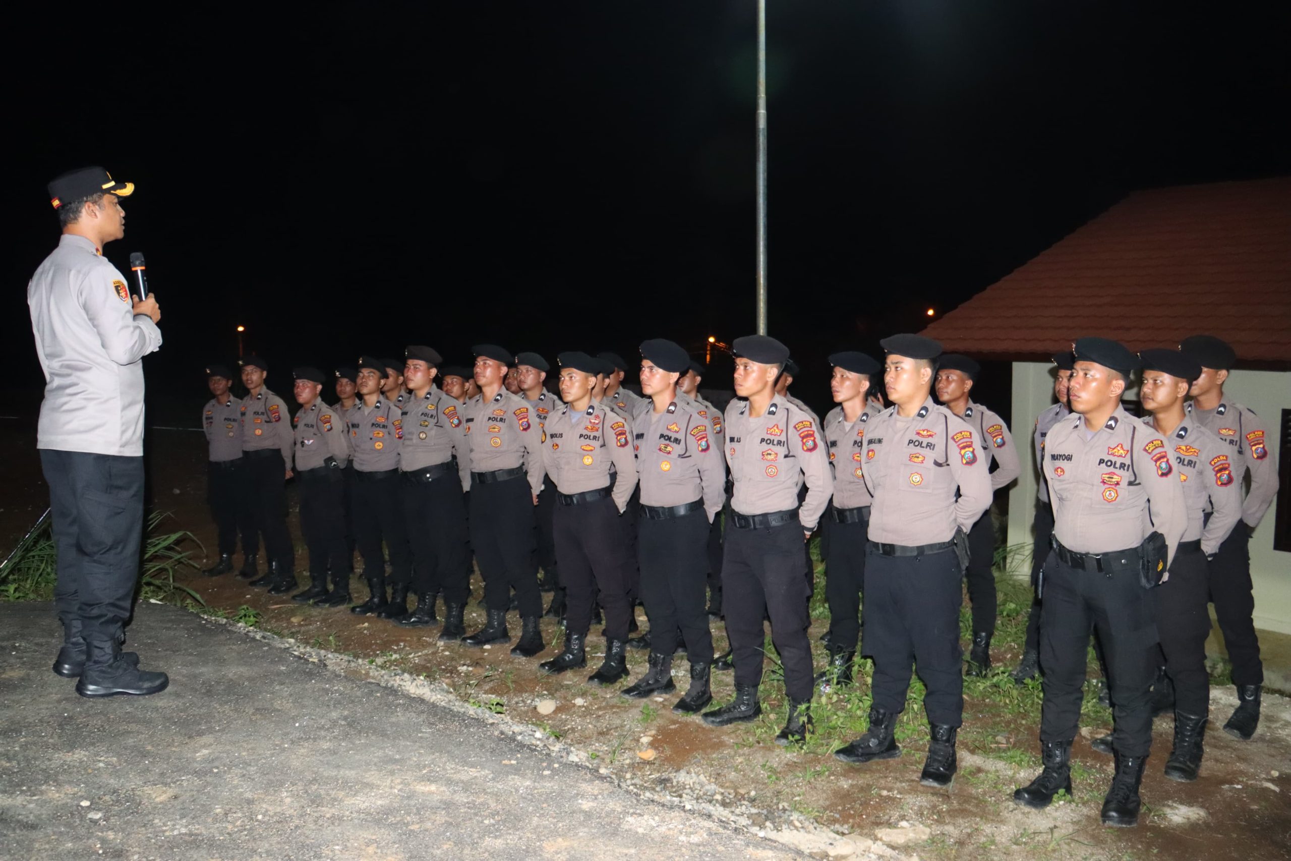 Kapolres Tapsel, AKBP Yasir Ahmadi, saat memberikan pembekalan dan arahan ke personel Bintara remaja