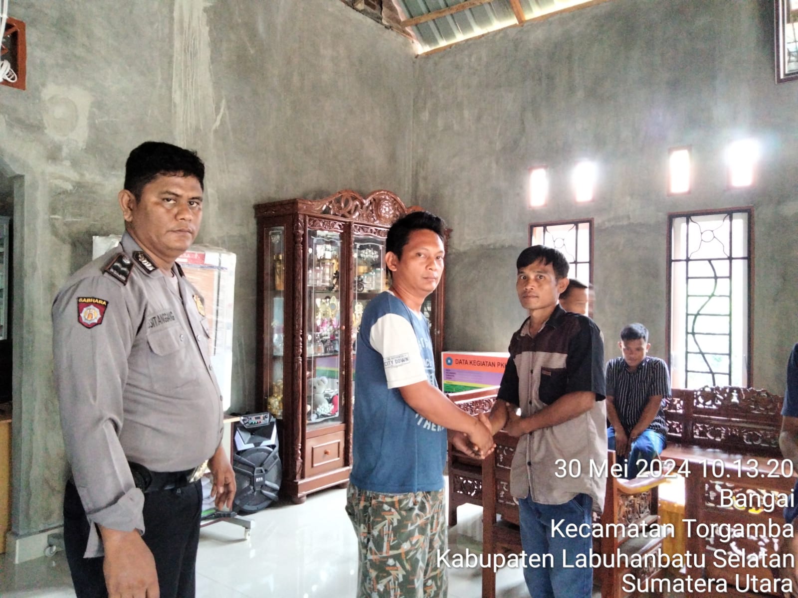 Disaksikan Bhabinkamtibmas Polsek Padang Bolak, Aipda Santo S Sitanggang, kedua belah pihak bersalaman dan sepakat untuk berdamai secara kekeluargaan