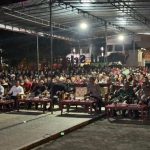Kapolres Tapsel, AKBP Yasir Ahmadi, bersama ratusan penonton saat nobar pertandingan sepak bola Piala AFC Asian Cup U23 antara Indonesia vs Uzbekistan di Alun-alun Sipirok