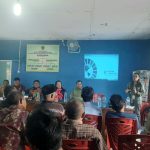 Yessy Winda Panggabean, selaku CD/CSR Officer Spesialis Pendidikan dan Kesehatan TPL, saat sosialisasi bersama warga di Kantor Desa Sanggapati