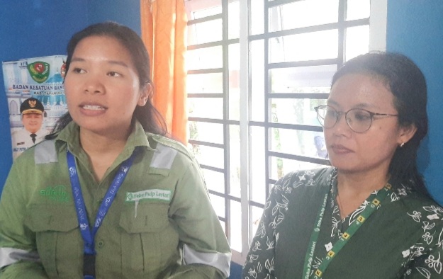 Hema Butarbutar, selaku CD/CSR Officer Spesialis Pertanian TPL (kiri) dan Yessy Winda Panggabean, selaku CD/CSR Officer Spesialis Pendidikan dan Kesehatan TPL (kanan), saat sesi wawancara bersama awak media