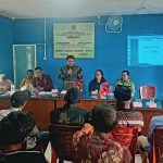 Camat Angkola Timur, Cos Riady Siregar, saat memberikan sambutan dalam kegiatan sosialisasi dalam rangka percepatan penurunan Stunting dan Padi Emas sistem tanam pola jajar legowo yang digelar TPL ke masyarakat Desa Sanggapati