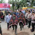 Kapoldasu, Irjen Pol Agung Setya Imam Effendi, usai diulosi oleh Forkopimda Tabagsel menaiki tangga menuju monumen bersejarah untuk segera melaksanakan Upacara peringatan Hari Juang Benteng Huraba ke-75