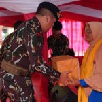 Kapoldasu, Irjen Pol Agung Setya Imam Effendi, saat menyerahkan tali asih usai pelaksanaan Upacara peringatan Hari Juang Benteng Huraba ke-75 di Kelurahan Pintu Padang, Kecamatan Batang Angkola, Kabupaten Tapsel