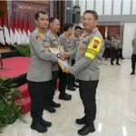 Kapolda Sumut, Irjen Pol Agung Setya Imam Effendi, menyerahkan award ke Kapolres, AKBP Yasir Ahmadi, karena Polres Tapsel, menjadi Polres terbaik atau peringmat pertama pada pengelolaan medsos